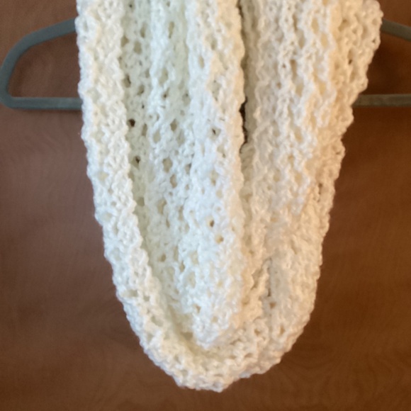 Hand Knitted Soft Bulky Infinity Scarf 68” x 12” - Picture 4 of 4
